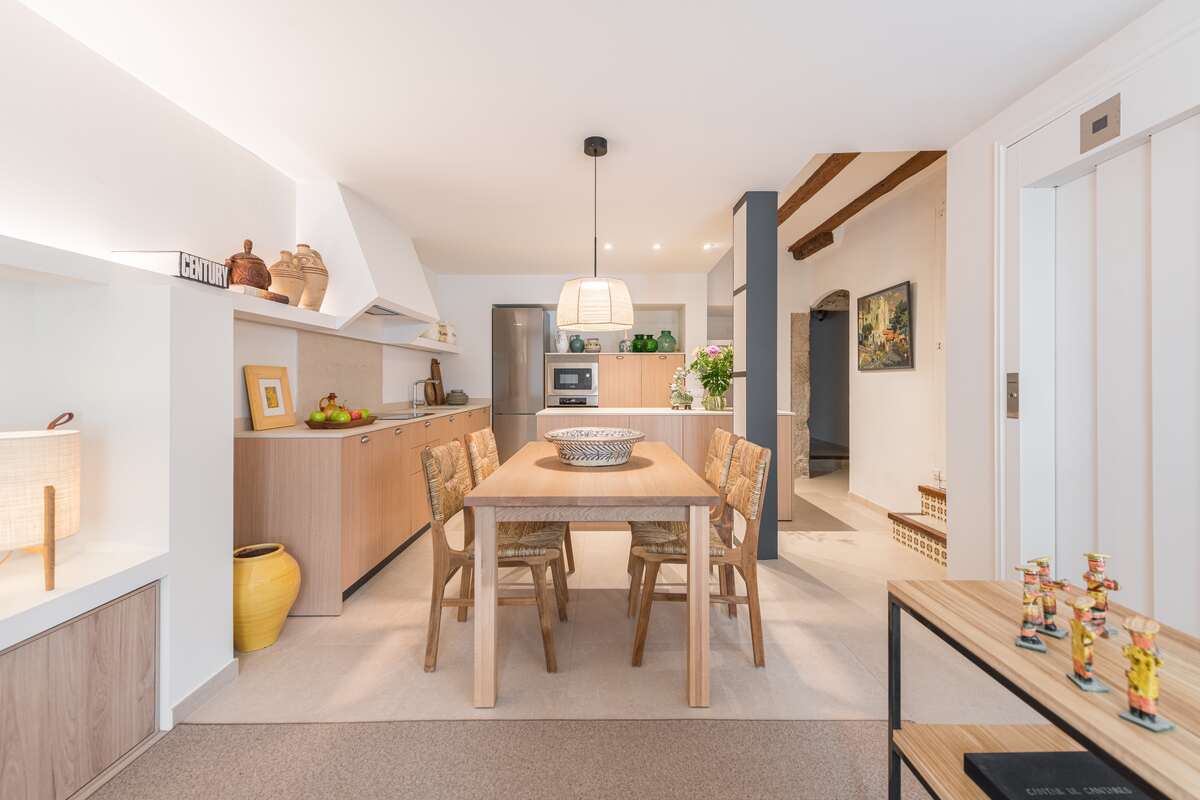 Casa en l'Escala - Cocina abierta con comedor